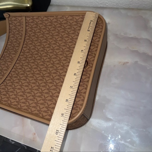 NWT Woman's Handbags / Michael Kors/ Luisa/ Large/North South/ Messenger/Peanut - Picture 9 of 13